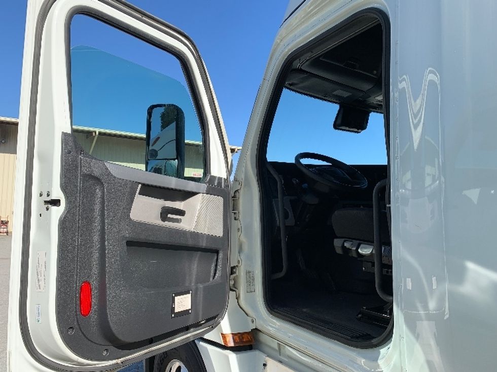 Sleeper Tractor-Heavy Duty Tractors-Freightliner-2021-T12664ST-Greensboro-NC-419,943\n\t\tmiles-$ 69,000 - Image 9
