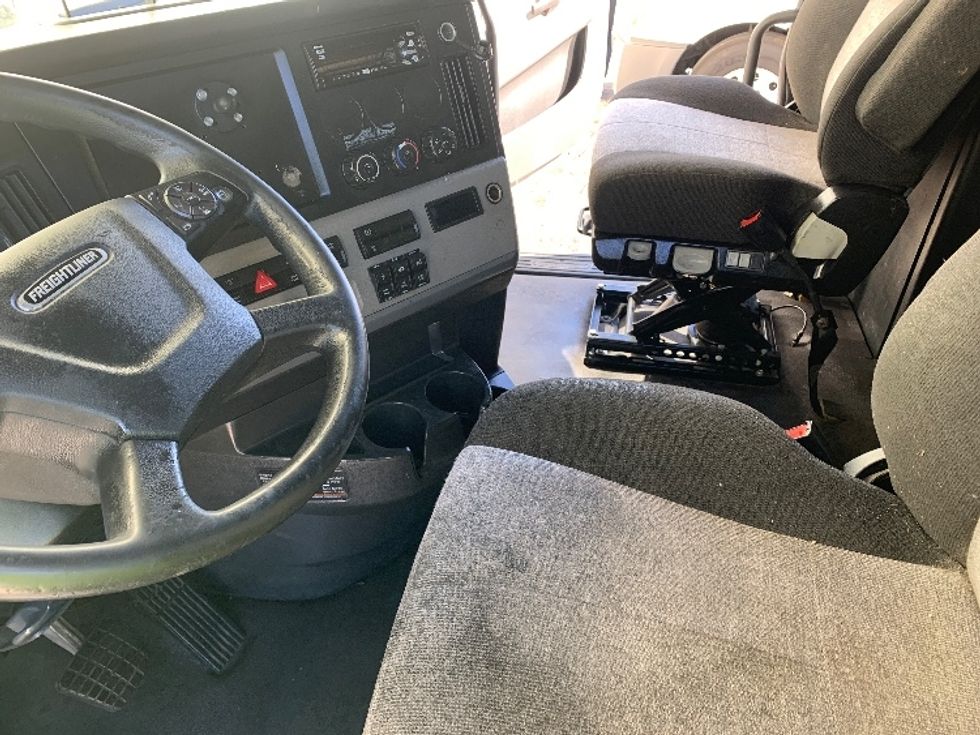 Sleeper Tractor-Heavy Duty Tractors-Freightliner-2021-T12664ST-Greensboro-NC-421,585\n\t\tmiles-$ 76,500 - Image 10