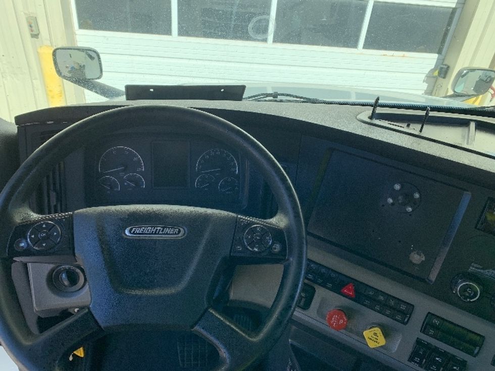 Sleeper Tractor-Heavy Duty Tractors-Freightliner-2021-T12664ST-Greensboro-NC-421,585\n\t\tmiles-$ 76,500 - Image 11