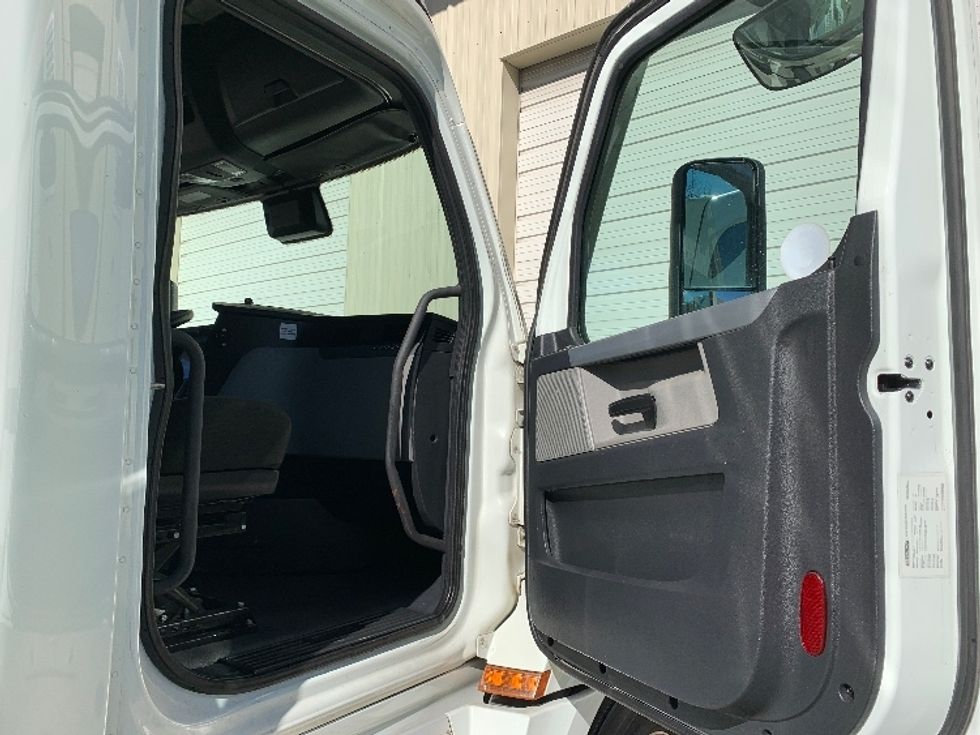 Sleeper Tractor-Heavy Duty Tractors-Freightliner-2021-T12664ST-Greensboro-NC-421,585\n\t\tmiles-$ 76,500 - Image 13