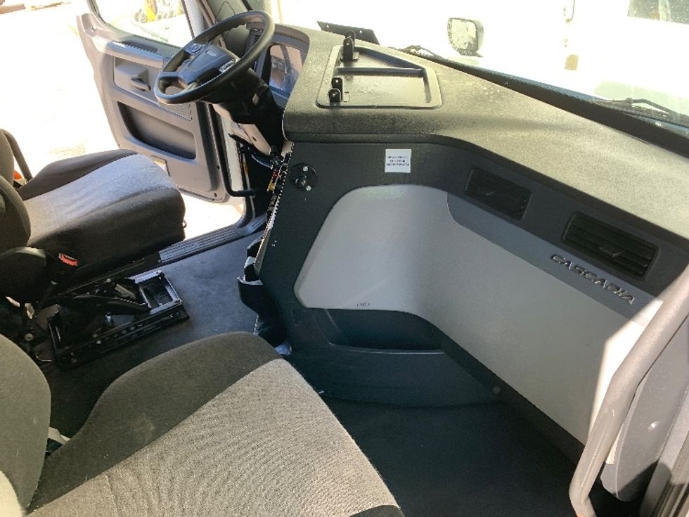 Sleeper Tractor-Heavy Duty Tractors-Freightliner-2021-T12664ST-Greensboro-NC-421,585\n\t\tmiles-$ 76,500 - Image 15