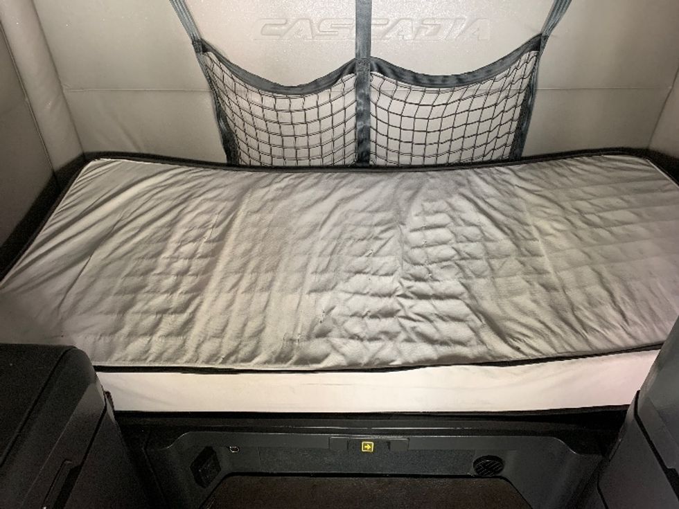 Sleeper Tractor-Heavy Duty Tractors-Freightliner-2021-T12664ST-Greensboro-NC-421,585\n\t\tmiles-$ 76,500 - Image 17