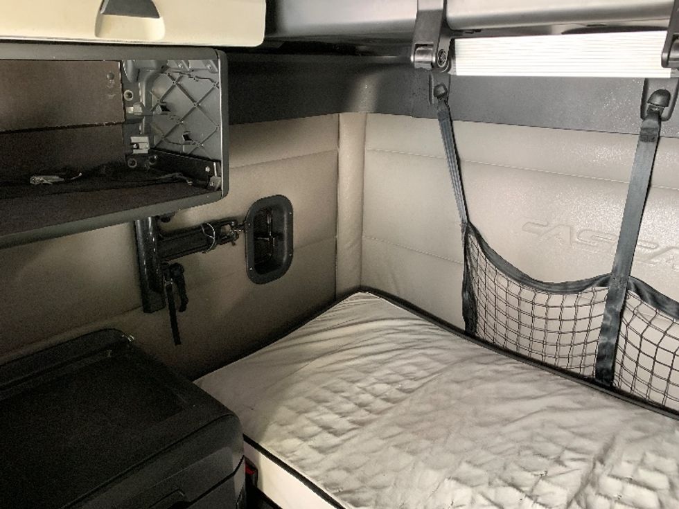 Sleeper Tractor-Heavy Duty Tractors-Freightliner-2021-T12664ST-Greensboro-NC-421,585\n\t\tmiles-$ 76,500 - Image 19