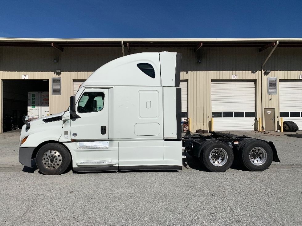 Sleeper Tractor-Heavy Duty Tractors-Freightliner-2021-T12664ST-Greensboro-NC-421,585\n\t\tmiles-$ 76,500 - Image 4