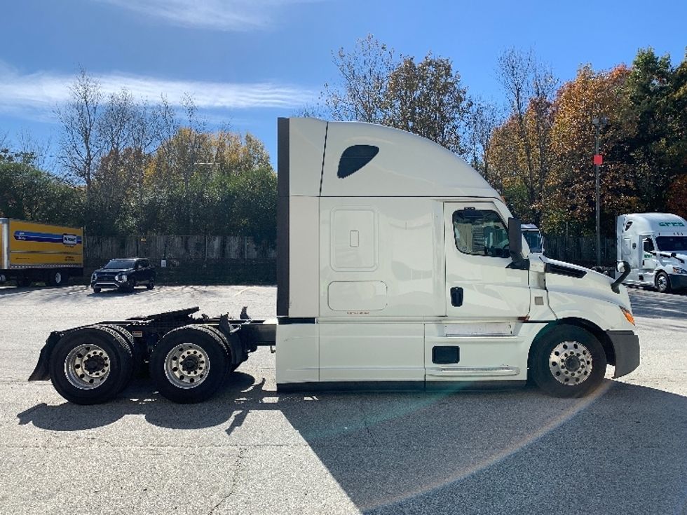 Sleeper Tractor-Heavy Duty Tractors-Freightliner-2021-T12664ST-Greensboro-NC-421,585\n\t\tmiles-$ 76,500 - Image 8