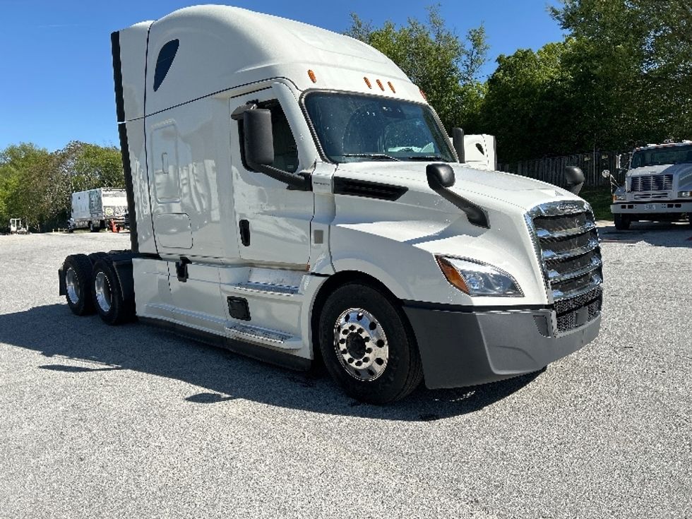 Sleeper Tractor-Heavy Duty Tractors-Freightliner-2021-T12664ST-Greensboro-NC-429,641\n\t\tmiles-$ 78,750 - Image 1