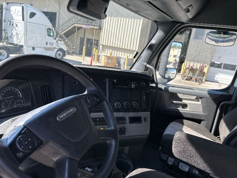 Sleeper Tractor-Heavy Duty Tractors-Freightliner-2021-T12664ST-Greensboro-NC-429,641\n\t\tmiles-$ 78,750 - Image 10