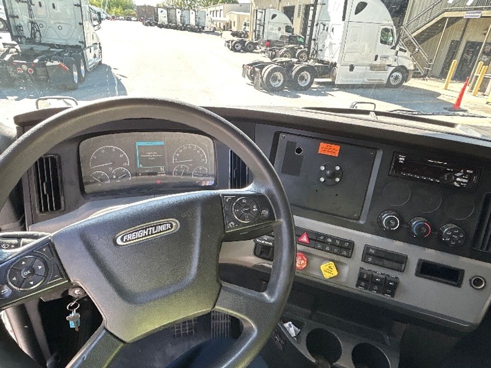 Sleeper Tractor-Heavy Duty Tractors-Freightliner-2021-T12664ST-Greensboro-NC-429,641\n\t\tmiles-$ 78,750 - Image 11