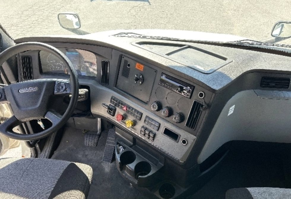 Sleeper Tractor-Heavy Duty Tractors-Freightliner-2021-T12664ST-Greensboro-NC-429,641\n\t\tmiles-$ 78,750 - Image 12