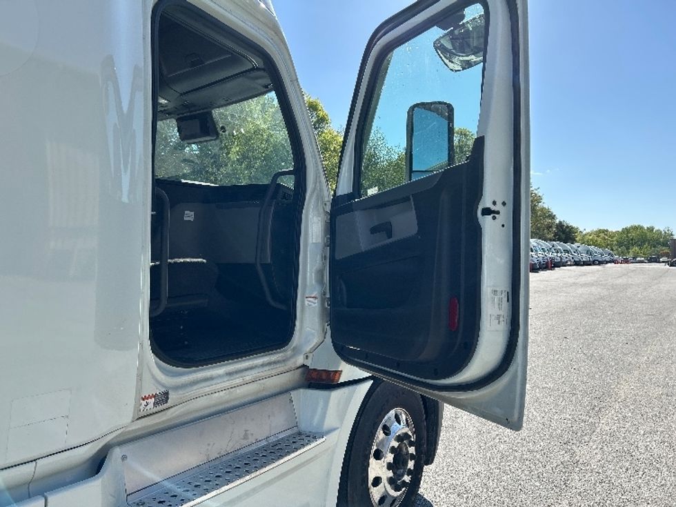 Sleeper Tractor-Heavy Duty Tractors-Freightliner-2021-T12664ST-Greensboro-NC-429,641\n\t\tmiles-$ 78,750 - Image 13