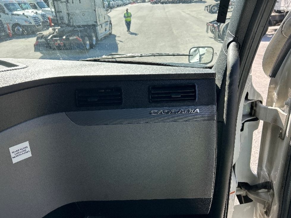 Sleeper Tractor-Heavy Duty Tractors-Freightliner-2021-T12664ST-Greensboro-NC-429,641\n\t\tmiles-$ 78,750 - Image 14