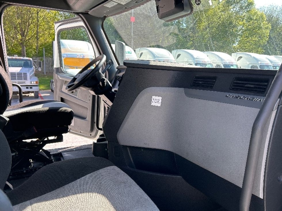 Sleeper Tractor-Heavy Duty Tractors-Freightliner-2021-T12664ST-Greensboro-NC-429,641\n\t\tmiles-$ 78,750 - Image 15