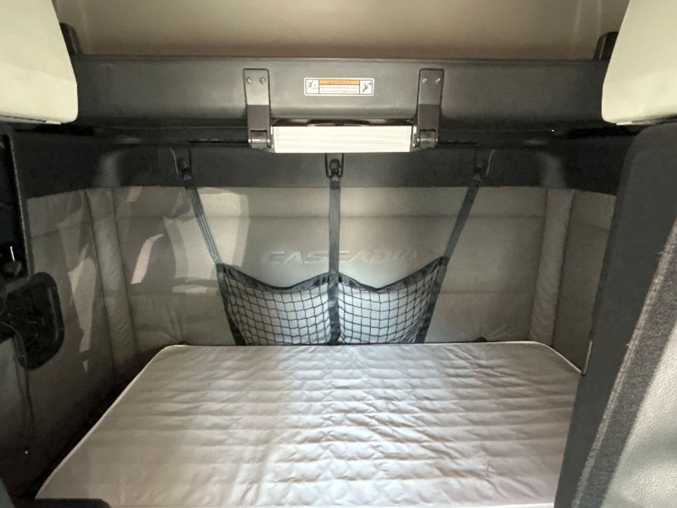 Sleeper Tractor-Heavy Duty Tractors-Freightliner-2021-T12664ST-Greensboro-NC-429,641\n\t\tmiles-$ 78,750 - Image 16