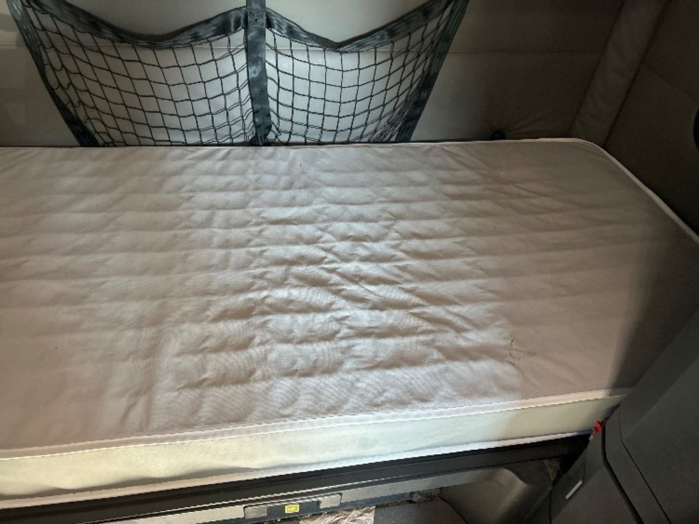 Sleeper Tractor-Heavy Duty Tractors-Freightliner-2021-T12664ST-Greensboro-NC-429,641\n\t\tmiles-$ 78,750 - Image 17