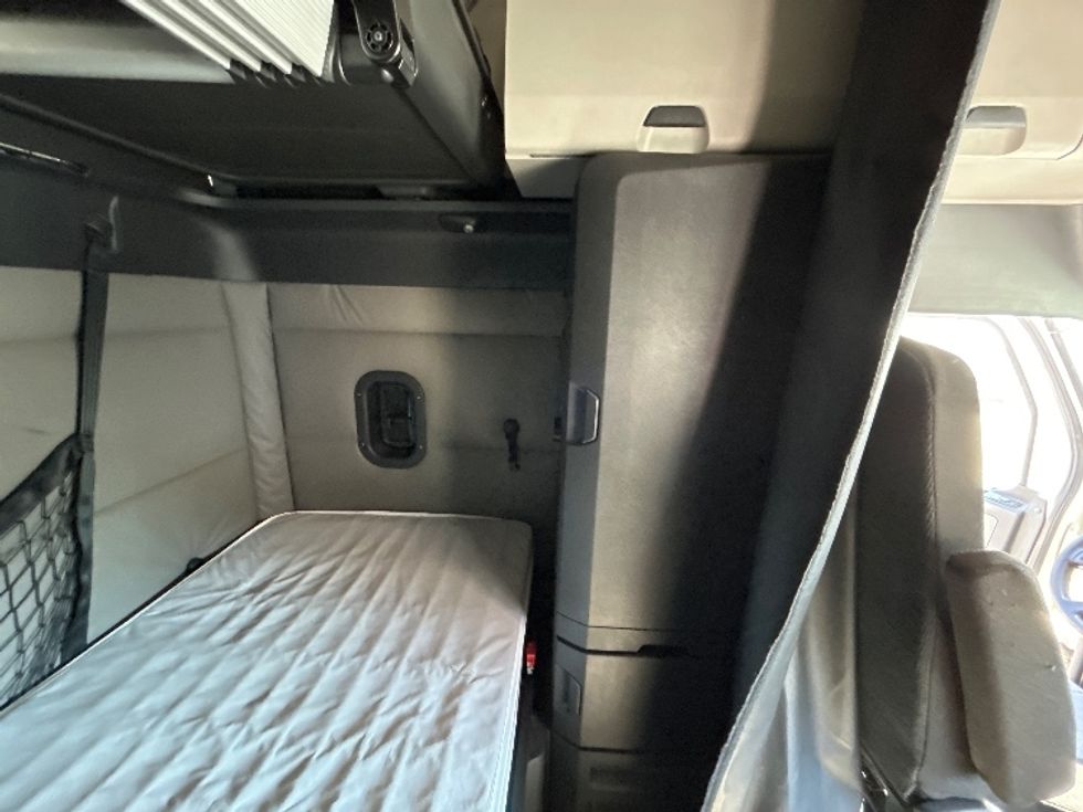 Sleeper Tractor-Heavy Duty Tractors-Freightliner-2021-T12664ST-Greensboro-NC-429,641\n\t\tmiles-$ 78,750 - Image 18