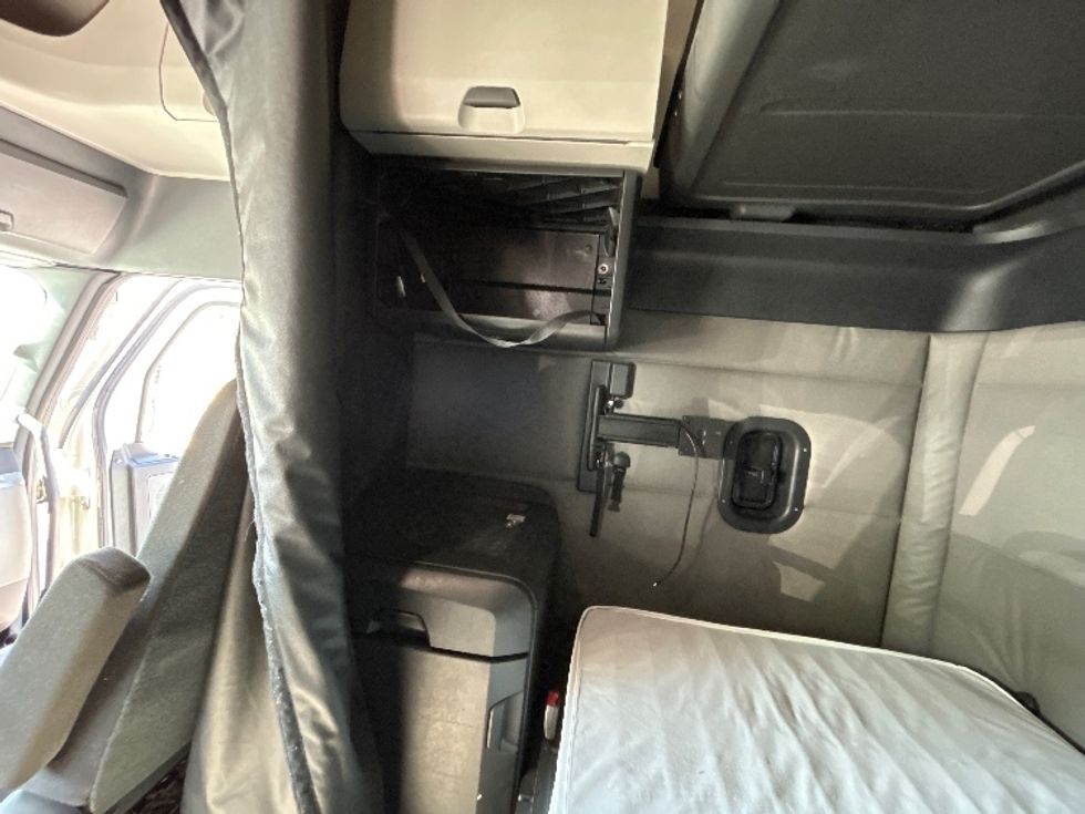 Sleeper Tractor-Heavy Duty Tractors-Freightliner-2021-T12664ST-Greensboro-NC-429,641\n\t\tmiles-$ 78,750 - Image 19