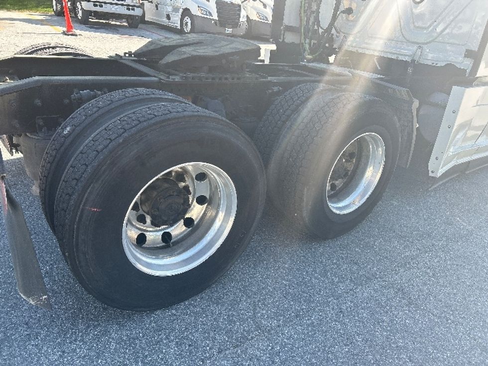 Sleeper Tractor-Heavy Duty Tractors-Freightliner-2021-T12664ST-Greensboro-NC-429,641\n\t\tmiles-$ 78,750 - Image 23