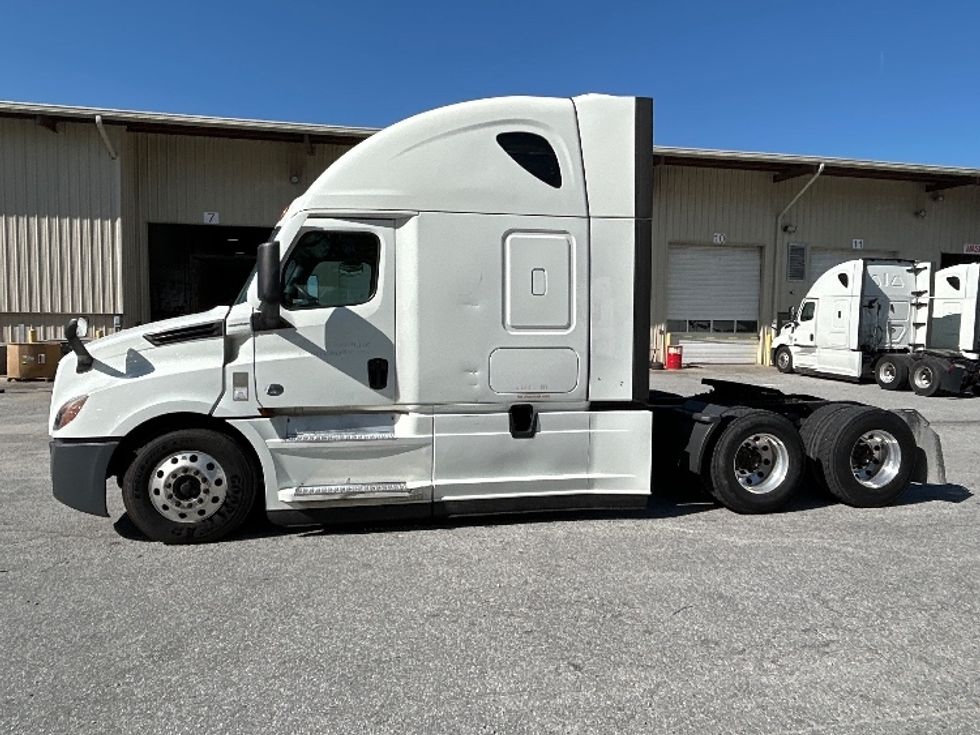 Sleeper Tractor-Heavy Duty Tractors-Freightliner-2021-T12664ST-Greensboro-NC-429,641\n\t\tmiles-$ 78,750 - Image 4