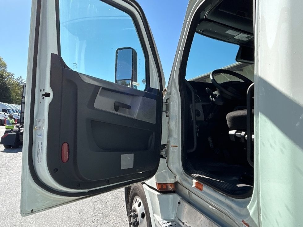 Sleeper Tractor-Heavy Duty Tractors-Freightliner-2021-T12664ST-Greensboro-NC-429,641\n\t\tmiles-$ 78,750 - Image 9