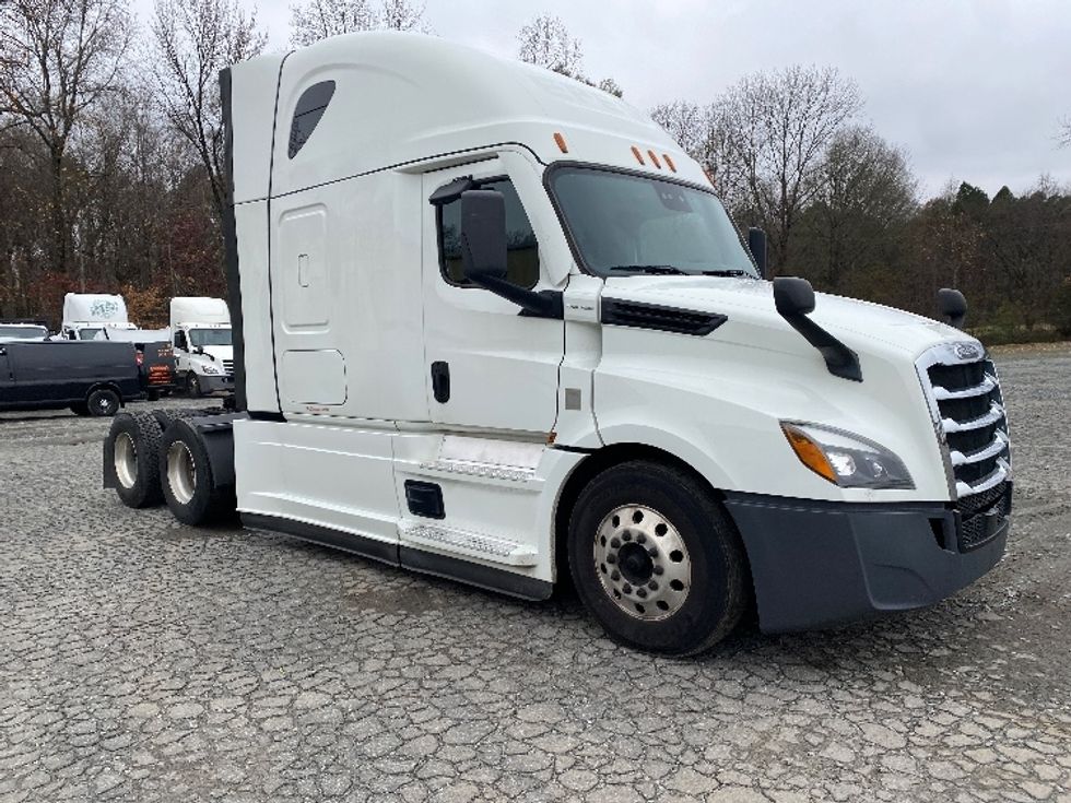Sleeper Tractor-Heavy Duty Tractors-Freightliner-2021-T12664ST-Greensboro-NC-437,715\n\t\tmiles-$ 70,250 - Image 1
