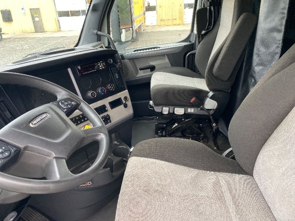 Sleeper Tractor-Heavy Duty Tractors-Freightliner-2021-T12664ST-Greensboro-NC-437,715\n\t\tmiles-$ 70,250 - Image 10