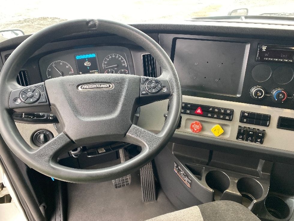 Sleeper Tractor-Heavy Duty Tractors-Freightliner-2021-T12664ST-Greensboro-NC-437,715\n\t\tmiles-$ 70,250 - Image 11