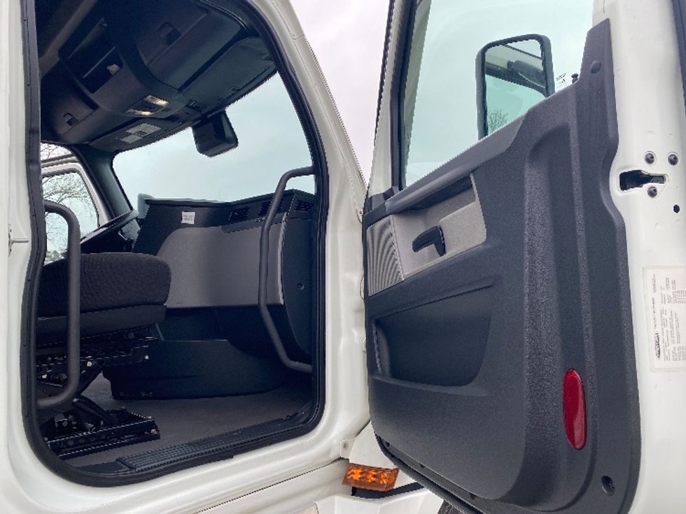 Sleeper Tractor-Heavy Duty Tractors-Freightliner-2021-T12664ST-Greensboro-NC-437,715\n\t\tmiles-$ 70,250 - Image 13