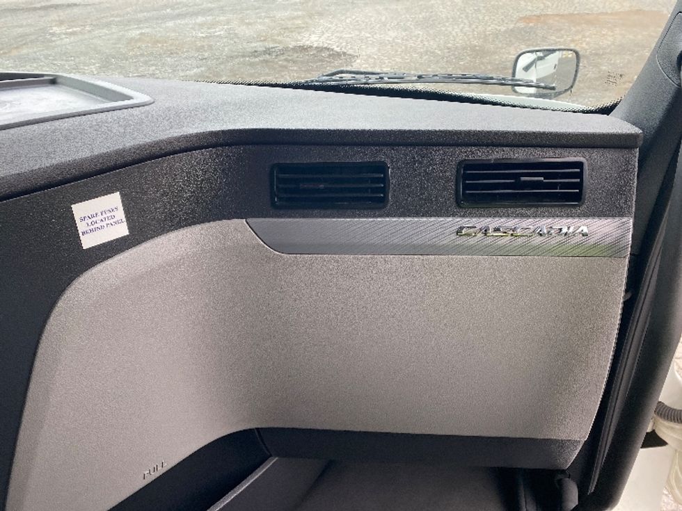 Sleeper Tractor-Heavy Duty Tractors-Freightliner-2021-T12664ST-Greensboro-NC-437,715\n\t\tmiles-$ 70,250 - Image 14