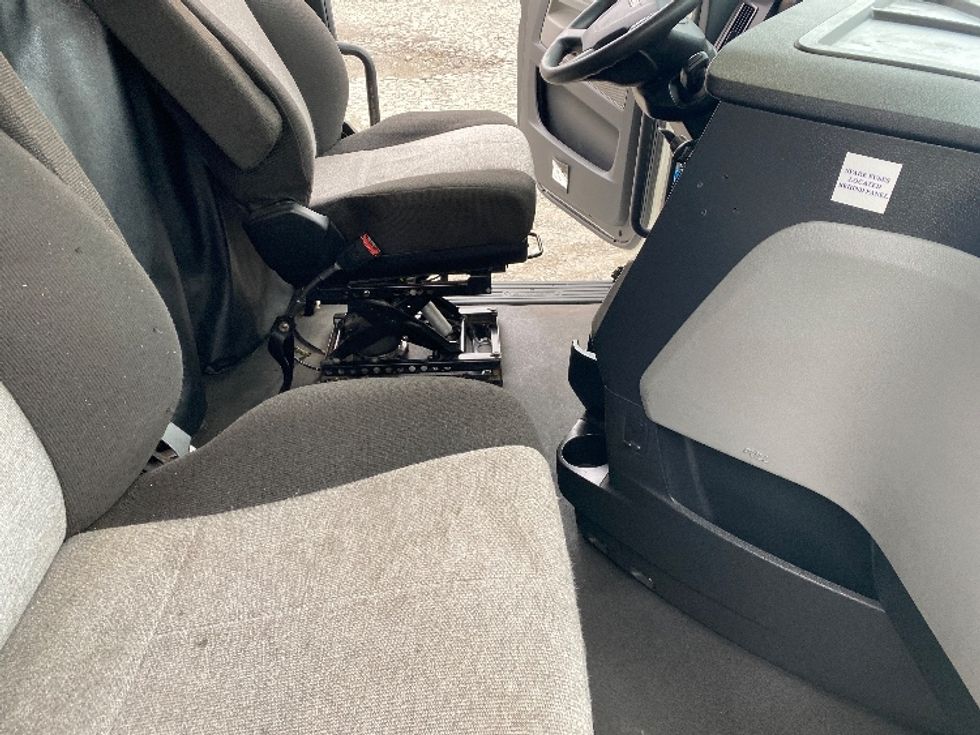 Sleeper Tractor-Heavy Duty Tractors-Freightliner-2021-T12664ST-Greensboro-NC-437,715\n\t\tmiles-$ 70,250 - Image 15