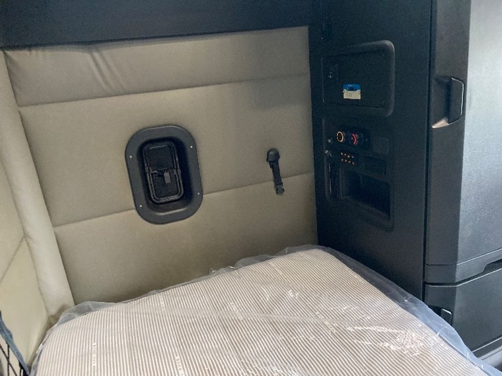 Sleeper Tractor-Heavy Duty Tractors-Freightliner-2021-T12664ST-Greensboro-NC-437,715\n\t\tmiles-$ 70,250 - Image 18