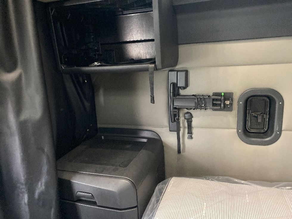 Sleeper Tractor-Heavy Duty Tractors-Freightliner-2021-T12664ST-Greensboro-NC-437,715\n\t\tmiles-$ 70,250 - Image 19