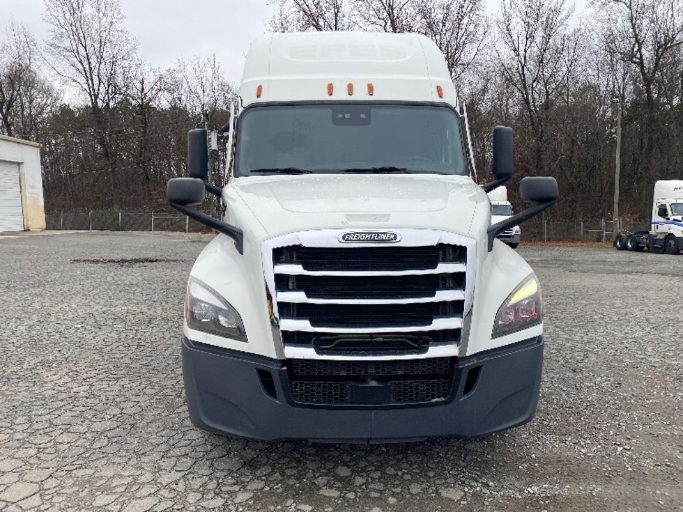 Sleeper Tractor-Heavy Duty Tractors-Freightliner-2021-T12664ST-Greensboro-NC-437,715\n\t\tmiles-$ 70,250 - Image 2