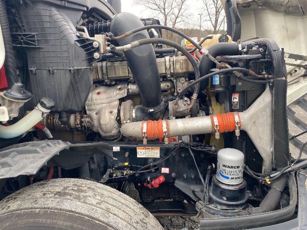 Sleeper Tractor-Heavy Duty Tractors-Freightliner-2021-T12664ST-Greensboro-NC-437,715\n\t\tmiles-$ 70,250 - Image 20