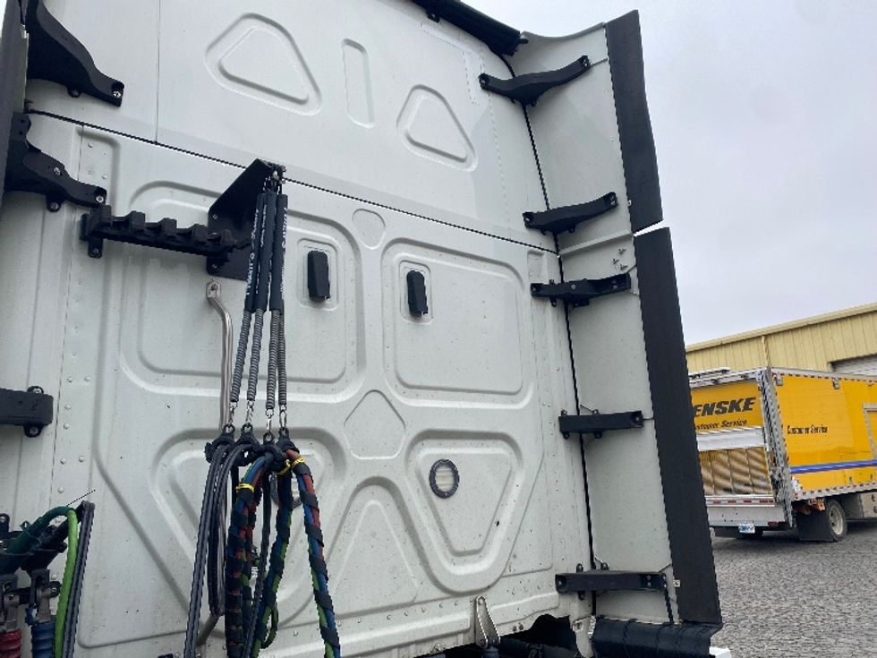 Sleeper Tractor-Heavy Duty Tractors-Freightliner-2021-T12664ST-Greensboro-NC-437,715\n\t\tmiles-$ 70,250 - Image 22