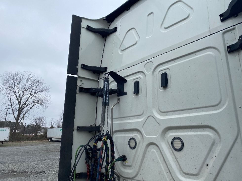 Sleeper Tractor-Heavy Duty Tractors-Freightliner-2021-T12664ST-Greensboro-NC-437,715\n\t\tmiles-$ 70,250 - Image 23