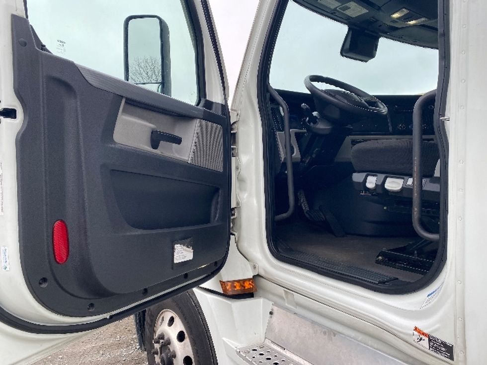 Sleeper Tractor-Heavy Duty Tractors-Freightliner-2021-T12664ST-Greensboro-NC-437,715\n\t\tmiles-$ 70,250 - Image 9