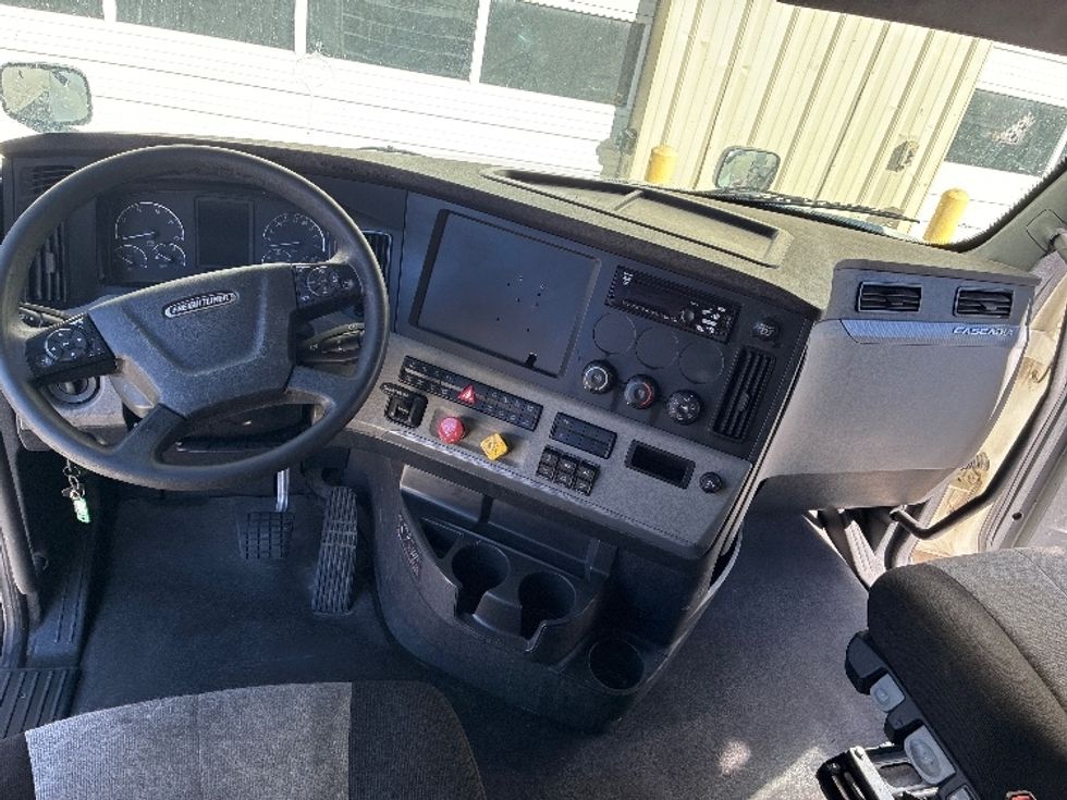 Sleeper Tractor-Heavy Duty Tractors-Freightliner-2021-T12664ST-Greensboro-NC-445,220\n\t\tmiles-$ 76,000 - Image 10