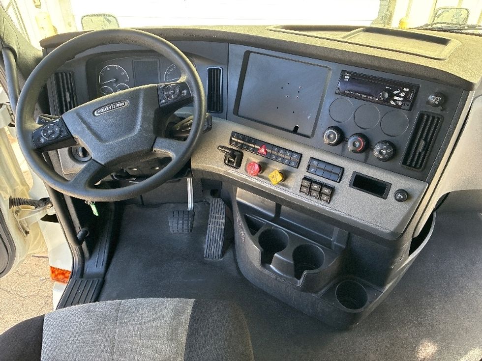 Sleeper Tractor-Heavy Duty Tractors-Freightliner-2021-T12664ST-Greensboro-NC-445,220\n\t\tmiles-$ 76,000 - Image 11