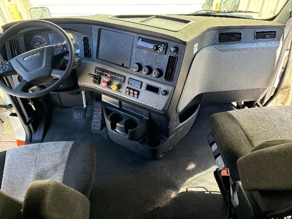 Sleeper Tractor-Heavy Duty Tractors-Freightliner-2021-T12664ST-Greensboro-NC-445,220\n\t\tmiles-$ 76,000 - Image 12