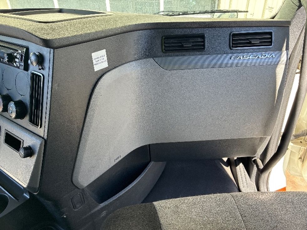 Sleeper Tractor-Heavy Duty Tractors-Freightliner-2021-T12664ST-Greensboro-NC-445,220\n\t\tmiles-$ 76,000 - Image 14