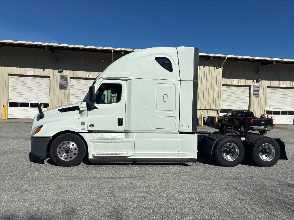 Sleeper Tractor-Heavy Duty Tractors-Freightliner-2021-T12664ST-Greensboro-NC-445,220\n\t\tmiles-$ 76,000 - Image 4