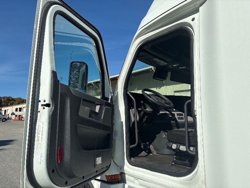 Sleeper Tractor-Heavy Duty Tractors-Freightliner-2021-T12664ST-Greensboro-NC-445,220\n\t\tmiles-$ 76,000 - Image 9