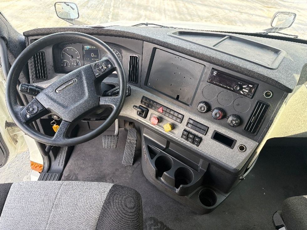 Sleeper Tractor-Heavy Duty Tractors-Freightliner-2021-T12664ST-Greensboro-NC-447,414\n\t\tmiles-$ 66,500 - Image 11
