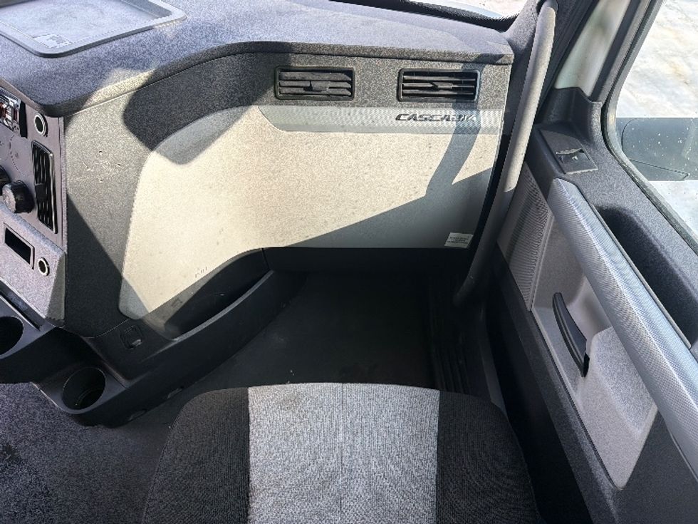 Sleeper Tractor-Heavy Duty Tractors-Freightliner-2021-T12664ST-Greensboro-NC-447,414\n\t\tmiles-$ 66,500 - Image 14