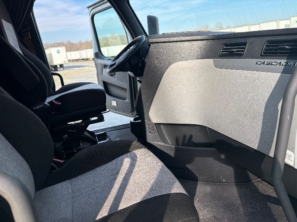 Sleeper Tractor-Heavy Duty Tractors-Freightliner-2021-T12664ST-Greensboro-NC-447,414\n\t\tmiles-$ 66,500 - Image 15