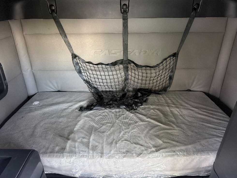 Sleeper Tractor-Heavy Duty Tractors-Freightliner-2021-T12664ST-Greensboro-NC-447,414\n\t\tmiles-$ 66,500 - Image 16