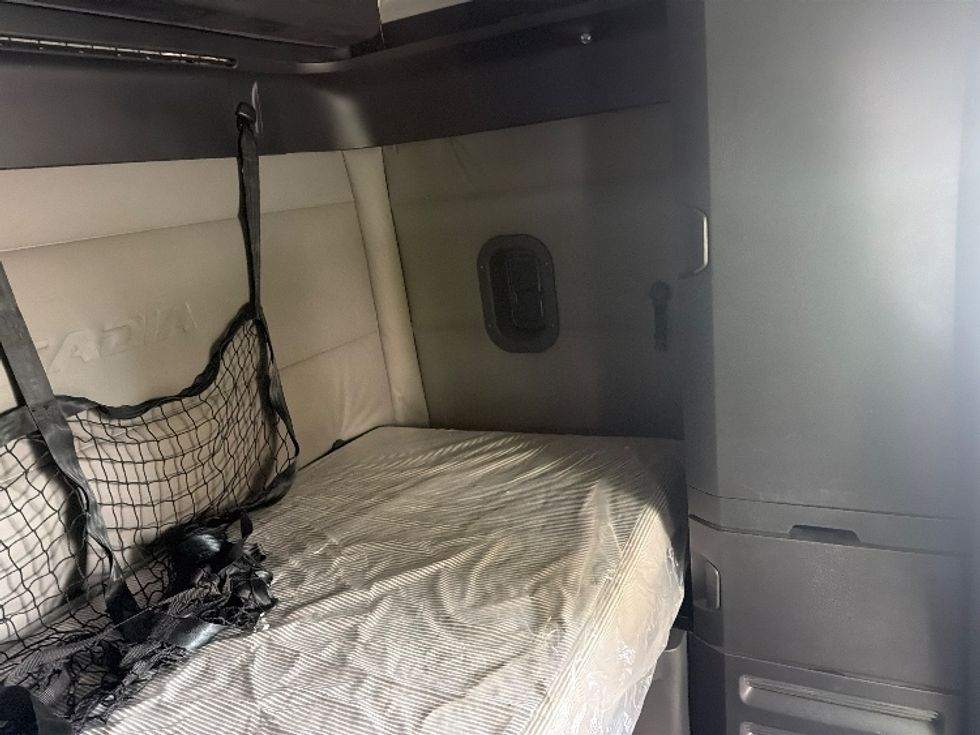 Sleeper Tractor-Heavy Duty Tractors-Freightliner-2021-T12664ST-Greensboro-NC-447,414\n\t\tmiles-$ 66,500 - Image 17