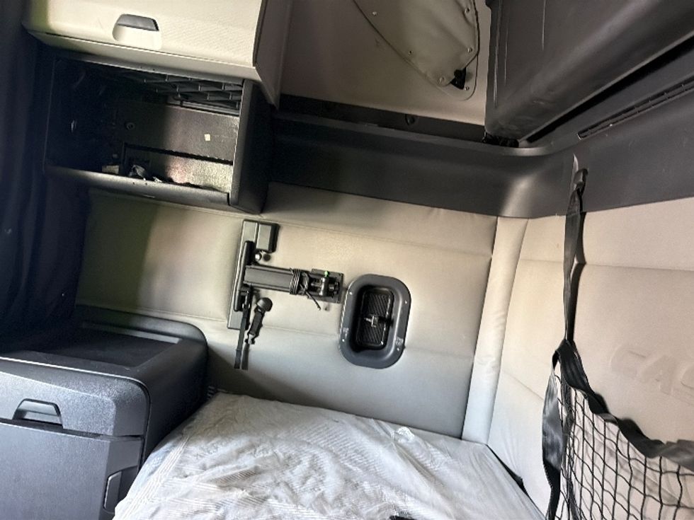 Sleeper Tractor-Heavy Duty Tractors-Freightliner-2021-T12664ST-Greensboro-NC-447,414\n\t\tmiles-$ 66,500 - Image 18