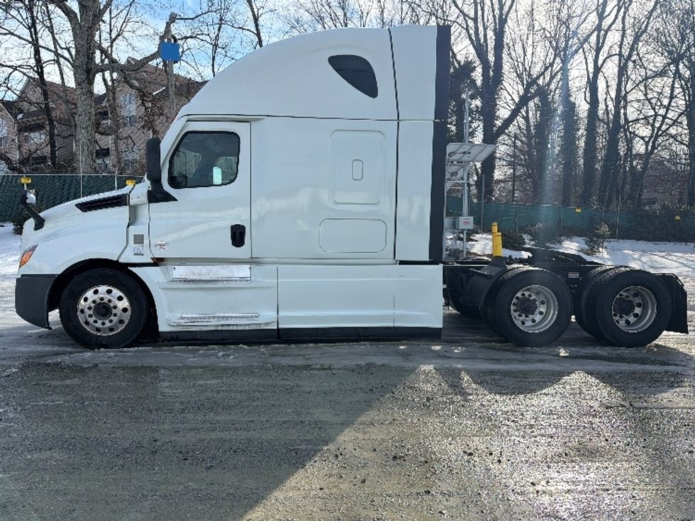 Sleeper Tractor-Heavy Duty Tractors-Freightliner-2021-T12664ST-Greensboro-NC-447,414\n\t\tmiles-$ 66,500 - Image 4