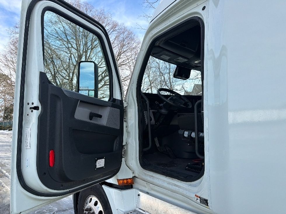 Sleeper Tractor-Heavy Duty Tractors-Freightliner-2021-T12664ST-Greensboro-NC-447,414\n\t\tmiles-$ 66,500 - Image 9